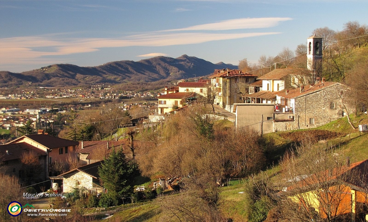 03 San Mauro. Sullo sfondo la lunga costola del Monte Canto....JPG